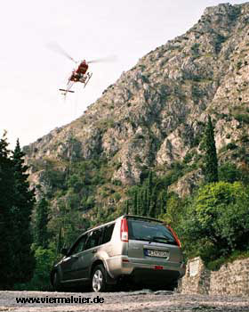 Nissan X-Trial mit Hubschrauber
